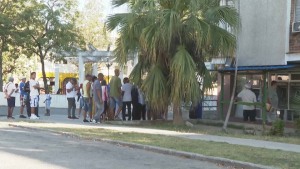 Нехватка наличных: кубинцы выстраиваются в очереди у банкоматов