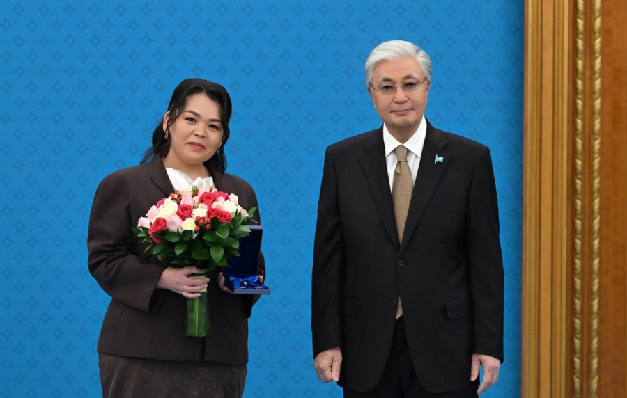 Глава государства вручил ключи от квартир молодым ученым