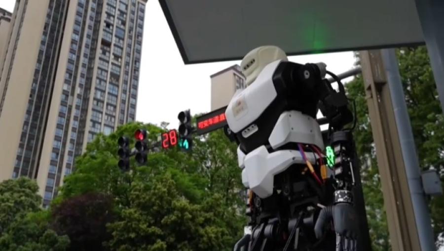 Первый робот-регулировщик приступил к работе в КНР