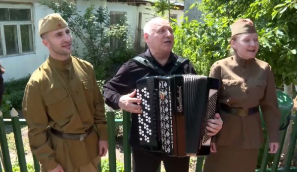 Концерт под окнами ветеранов устроили в Шымкенте