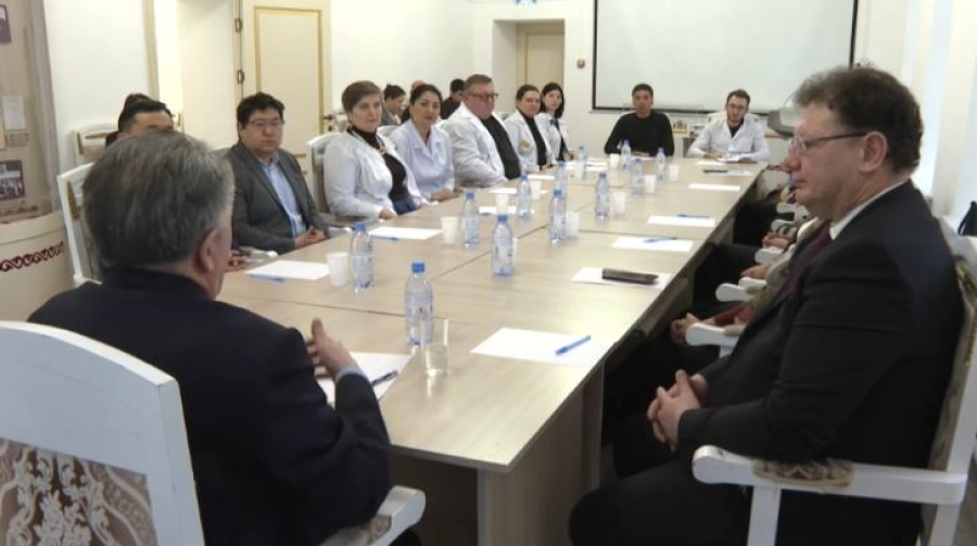 Сенатор обсудил проект новой Конституции с учёными