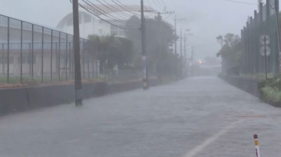 Тропический шторм обрушился на юго-запад Японии