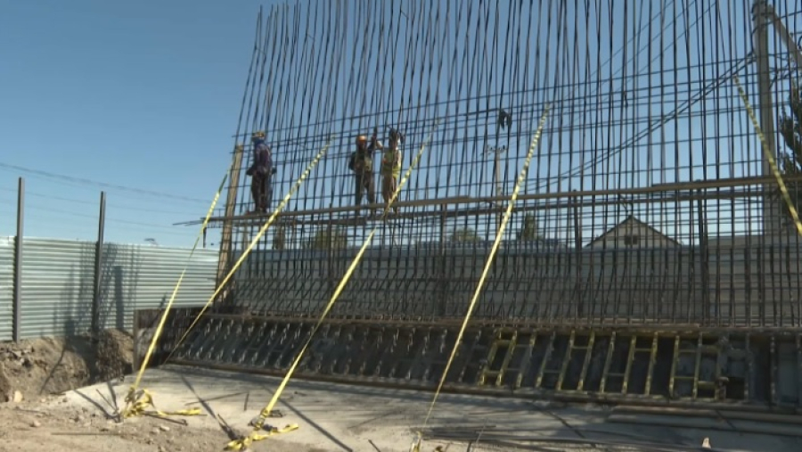 Мост через железную дорогу строят в Таразе