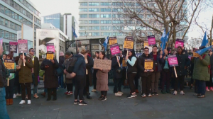 Тысячи медиков вышли на акции протеста в Великобритании