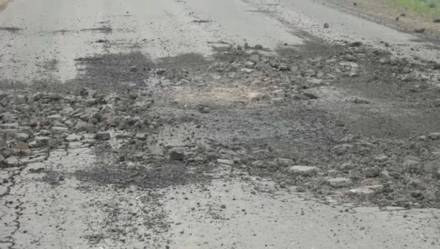 Большегрузы разбивают отремонтированную дорогу в ЗКО