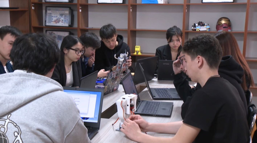 Лабораторию виртуальной реальности открыли в КазНПУ имени Абая в Алматы