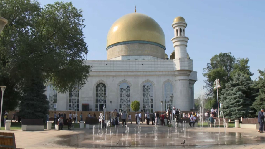 Алматылықтар Құрбан айт мерекесін атап өтіп жатыр