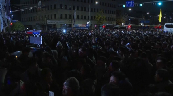 Партии и общественность Южной Кореи выступили за отставку президента. LIVE