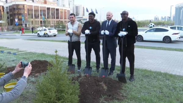 Легендарные футболисты приняли участие в акции «Таза Қазақстан»