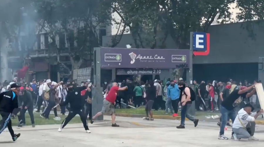 Пенсионеры и футбольные фанаты вступили в столкновение с полицией в Буэнос-Айресе