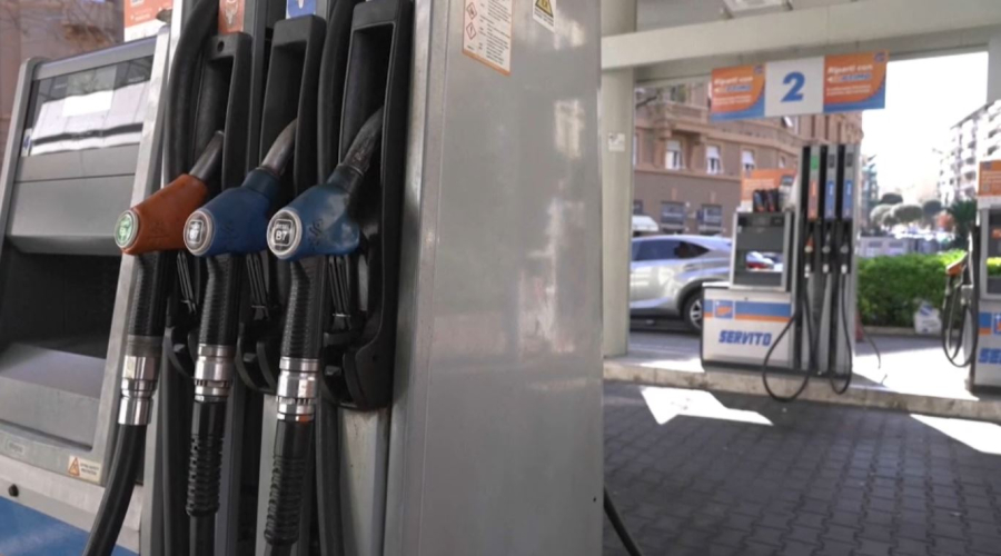 В Италии экстренно снижают налог на бензин