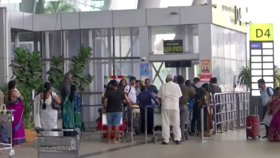 Үндістан 32 әуежайдағы рейстерді қайта ашты