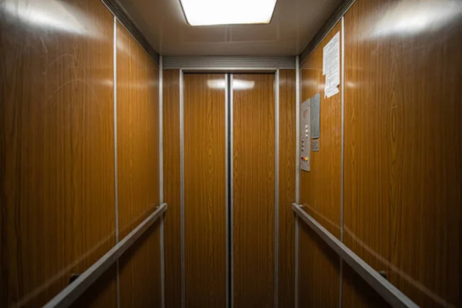 Семь человек застряли ночью в лифте в многоэтажке Петропавловска