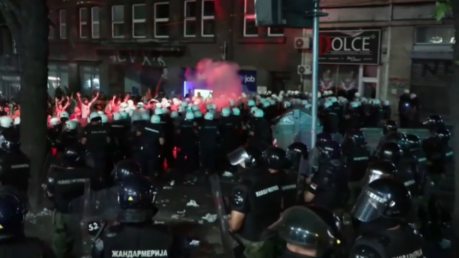 Протесты в Сербии переросли в столкновения с полицией