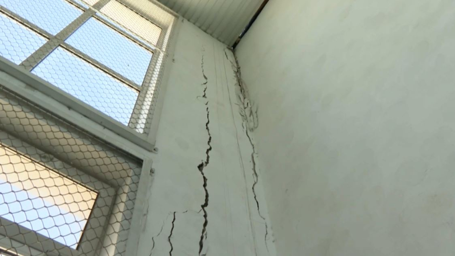 Шымкентте жаңа мектептің спорт залы апатты жағдайда тұр