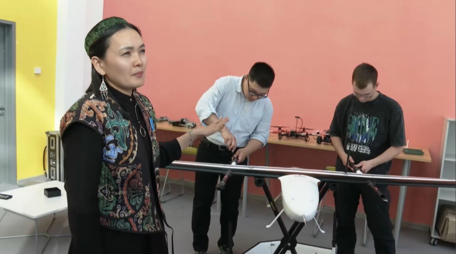 Қазақ қызы жеткіншектерге дронды басқаруды тегін үйретеді