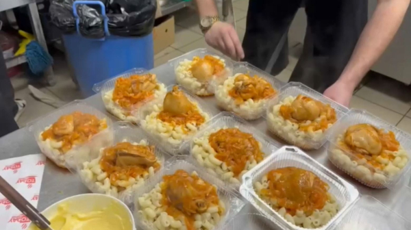 Қарағанды облысында жолда қалғандарға волонтерлер көмектесіп жүр