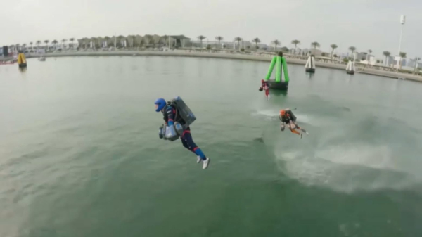 Дубайда реактивті костюмдер жарысы өтті