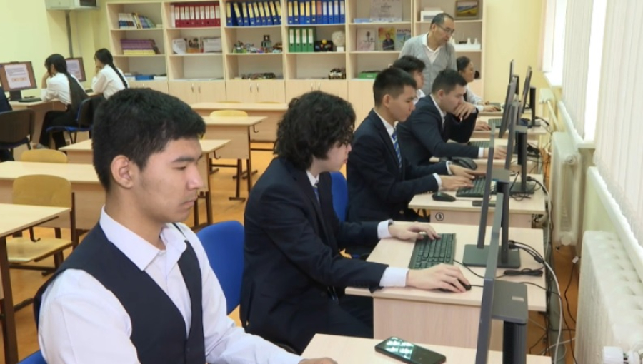 Обучающую игру Qarzhy Saqshysy проводят среди школьников