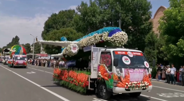 30 млн гүл: Наманганда дәстүрлі гүлдер фестивалі өтті