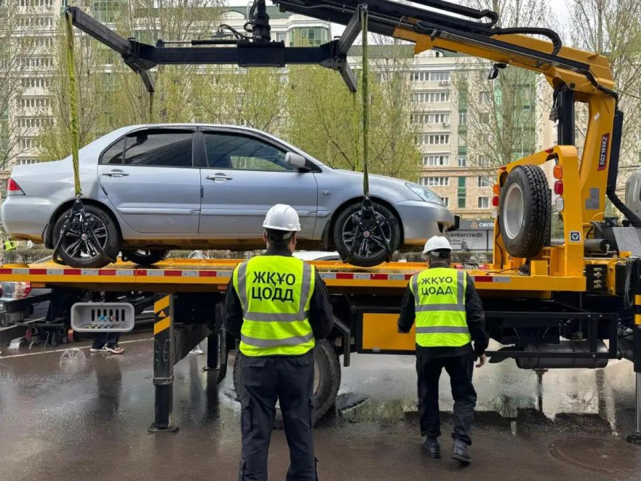 За неправильную парковку в Астане начали платно эвакуировать авто