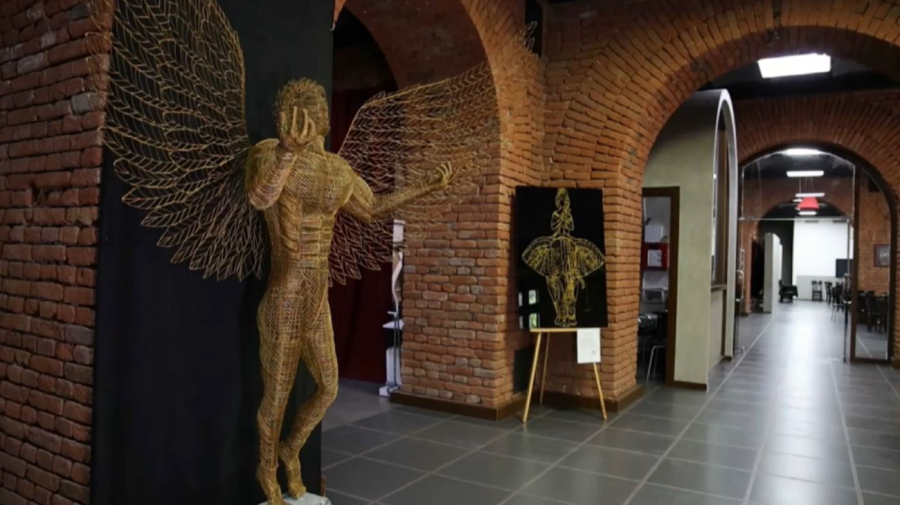 Грузинский мастер создаёт скульптуры из проволоки