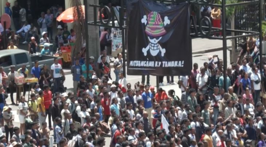 Президент Мадагаскара покинул страну