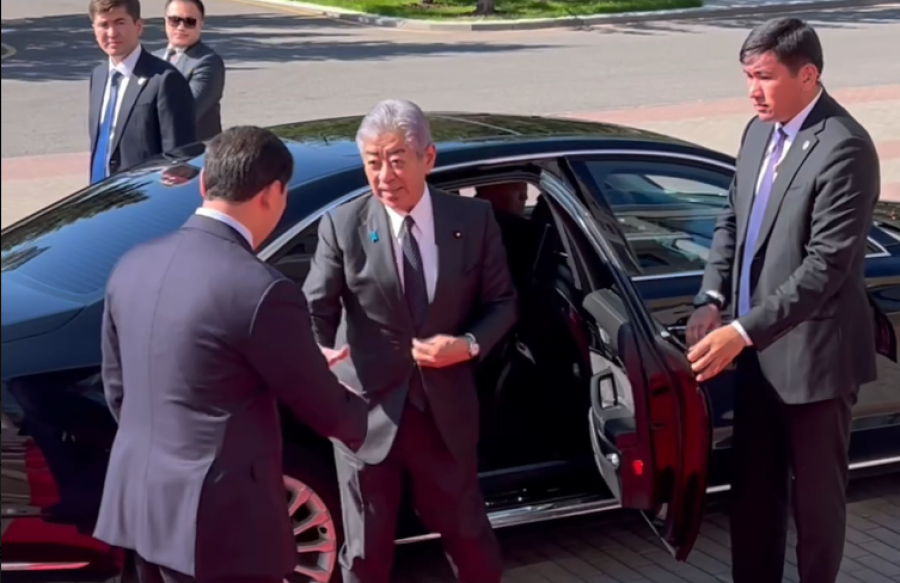 Глава МИД Японии прибыл с первым официальным визитом в Астану