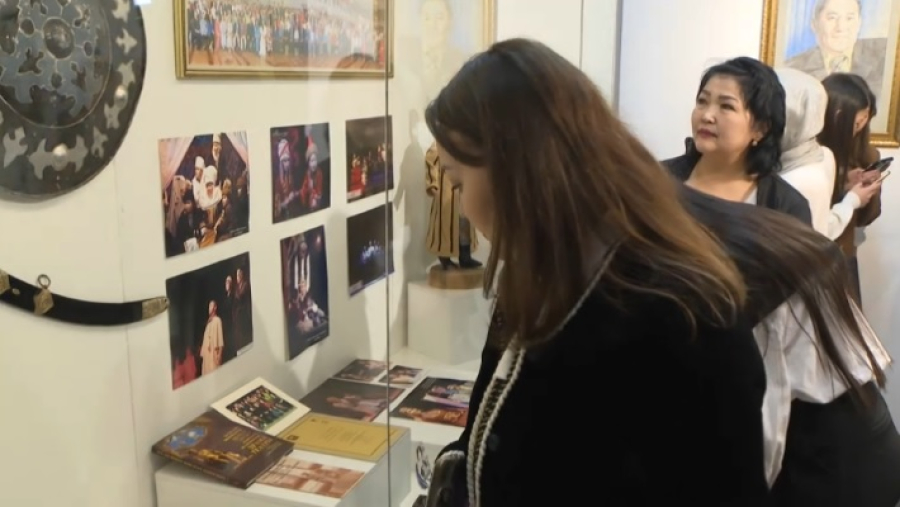 Выставку к 100-летию Театра имени Ауэзова организовали в Алматы