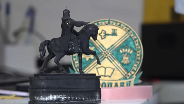 Мини-копии памятников воссоздает петропавловец