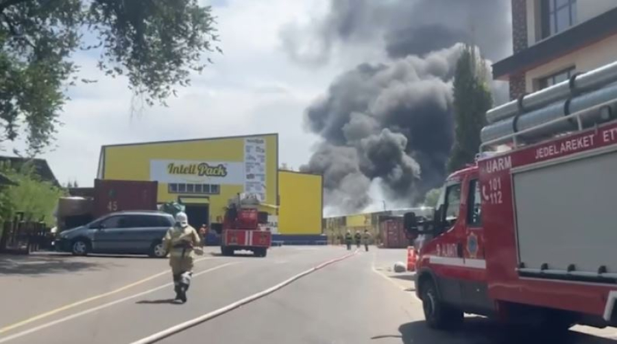 Алматыда қойма өртеніп жатыр. LIVE