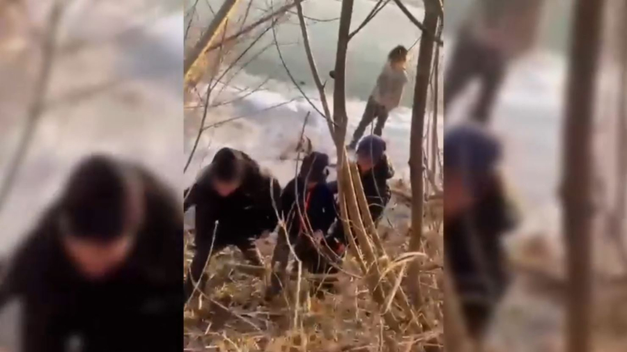 Мұз үстінде ойнаған балалар құтқарылды