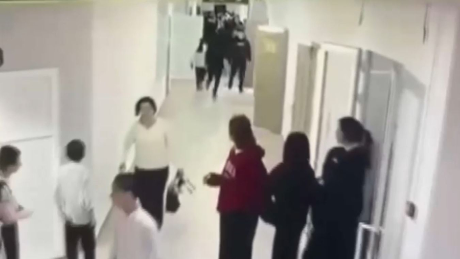 Құлсарыда оқушы қатарластарына балта алып жүгірген