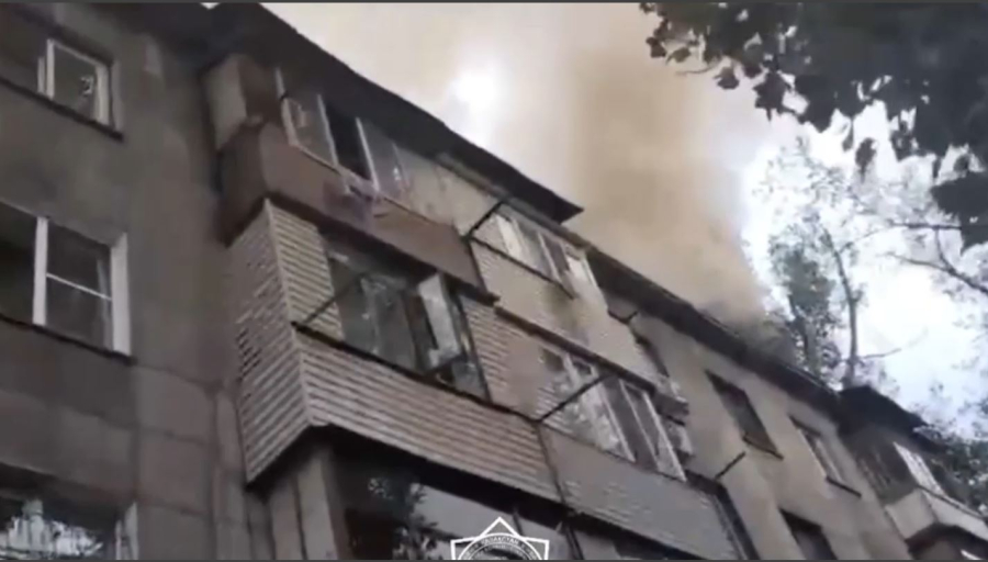 Алматыда көпқабатты тұрғын үйдің шатырынан шыққан өрт оқшауланды
