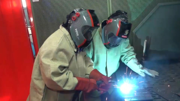 Павлодарлық қыздар дәнекерлеуші мамандығын игеріп жатыр