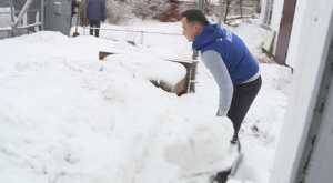 Волонтеры помогают расчищать снег в Карагандинской области