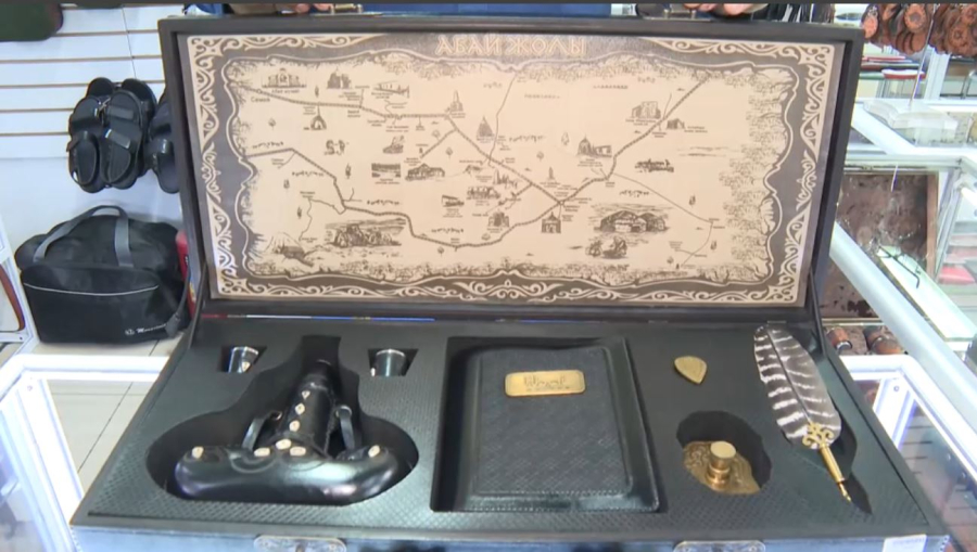 Семей тұрғыны 40 жылдан бері табиғи теріден ұлттық бұйымдар жасайды