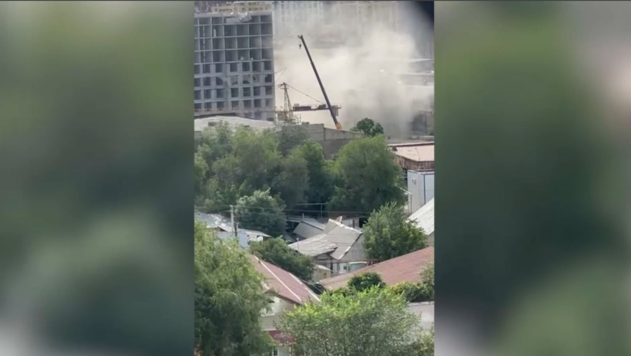 Алматыда құрылыс краны құлап, бір адам көз жұмды