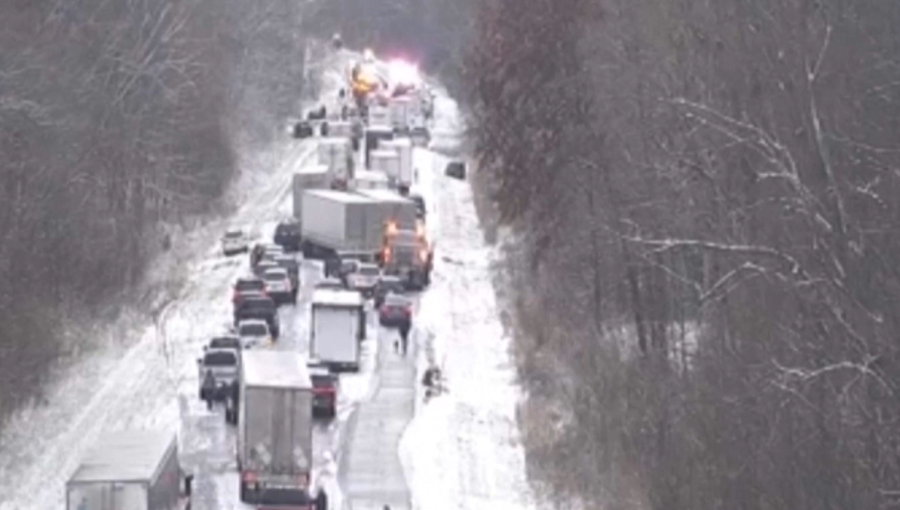 Сильный снегопад в США привёл к массовому ДТП