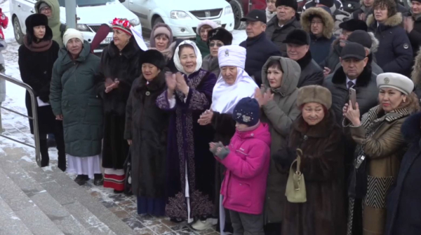 Курт раздают в трамваях Павлодара