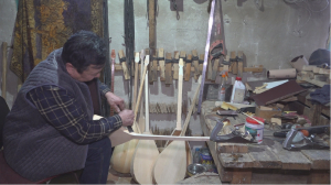 Более 20 тысяч казахских музыкальных инструментов смастерил житель села Долонь