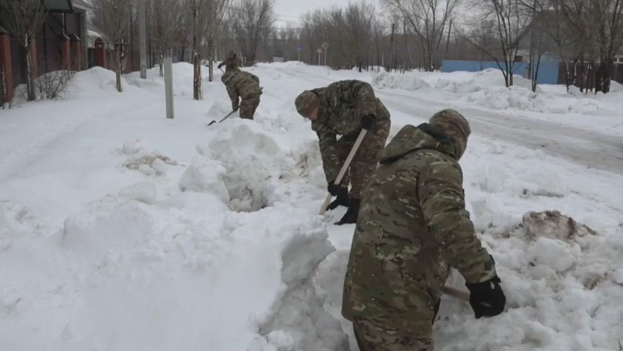 Оралда тасқынның алдын алуға сарбаздар көмекке келді