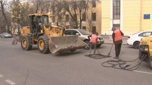 Ямочный ремонт дорог начали в Алматы раньше срока