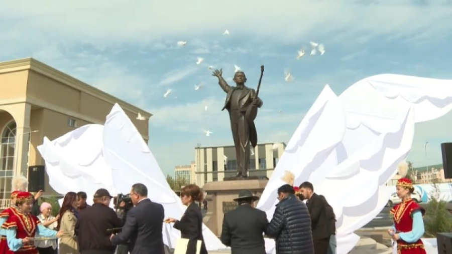 Памятник Нургисе Тлендиеву открыли в Алматинской области
