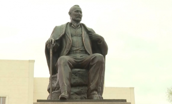 В области Ұлытау установили памятник Акселеу Сейдымбеку