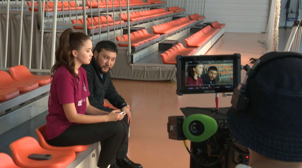 Романтическую комедию о необычной паре начали снимать в Алматинской области