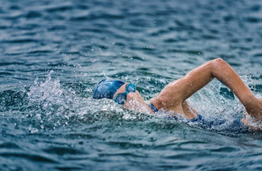 Параспортсмен из Карагандинской области переплыл озеро Балхаш