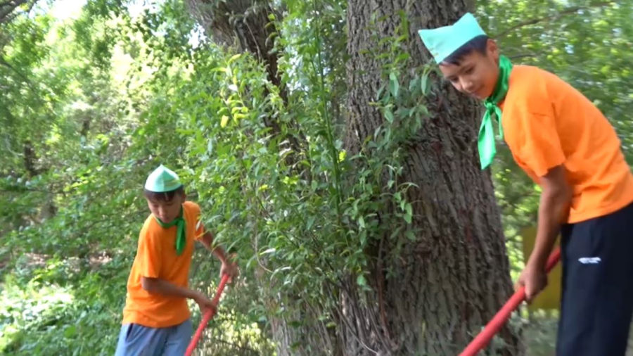 Түркістан облысында балалар Балықты көлінің жағалауын қоқыстан тазалады
