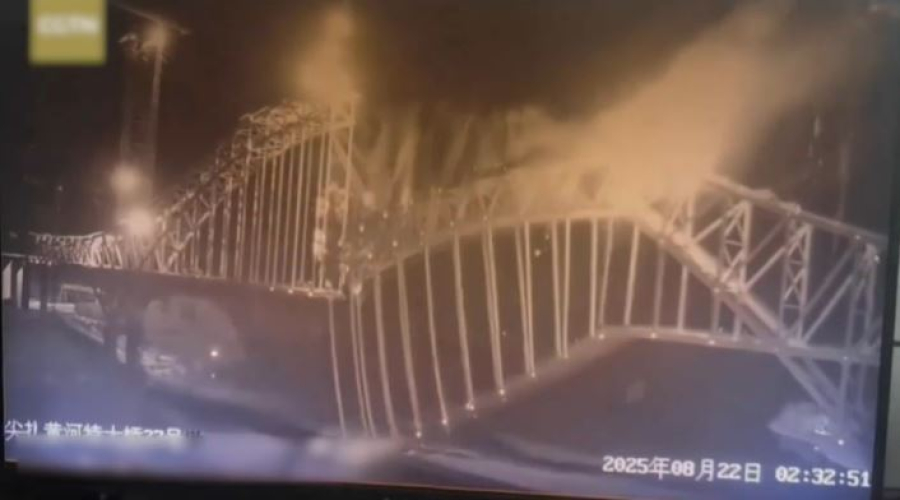 12 человек погибли при обрушении моста в Китае