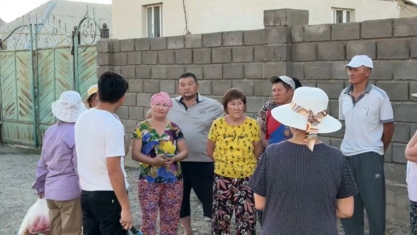 Жители микрорайона в Таразе жалуются на отсутствие дороги и воды